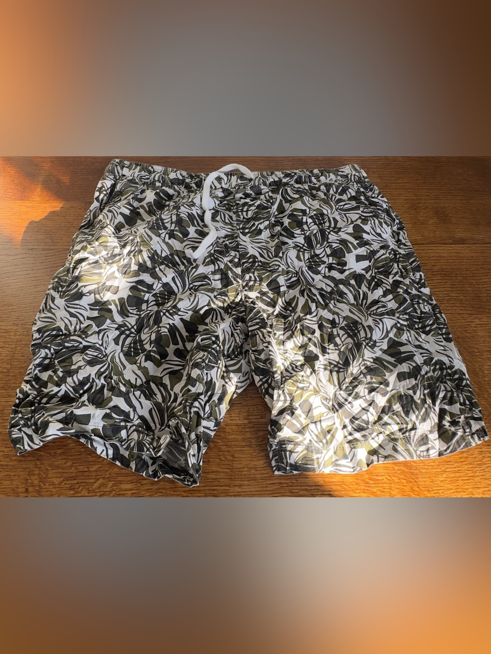BANANA REPUBLIC MENS SHORTS LARGE SIZE